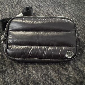 NWT Everywhere Belt Bag
Wunder Puff
Black